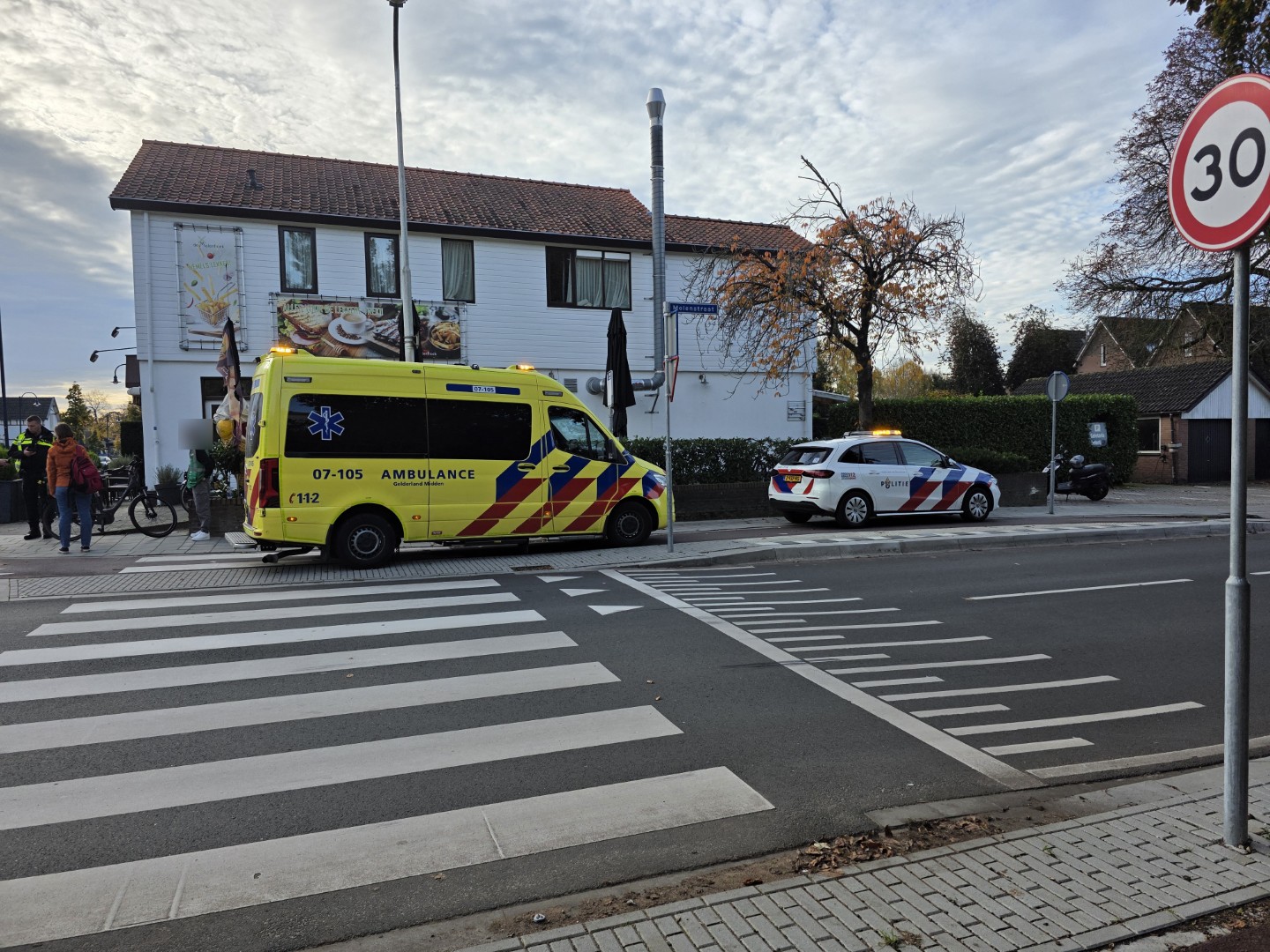 Fietser gewond na aanrijding met auto op rotonde