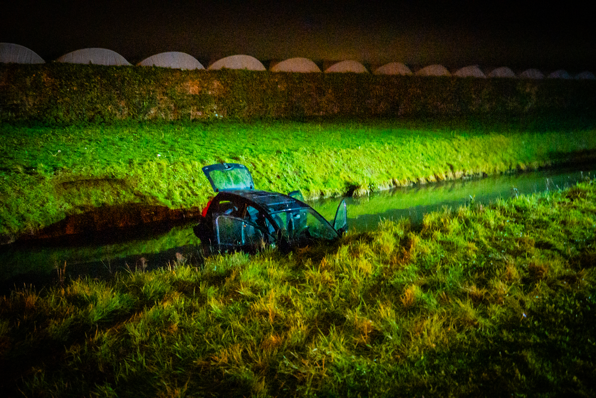 Auto raakt van de weg en belandt in sloot