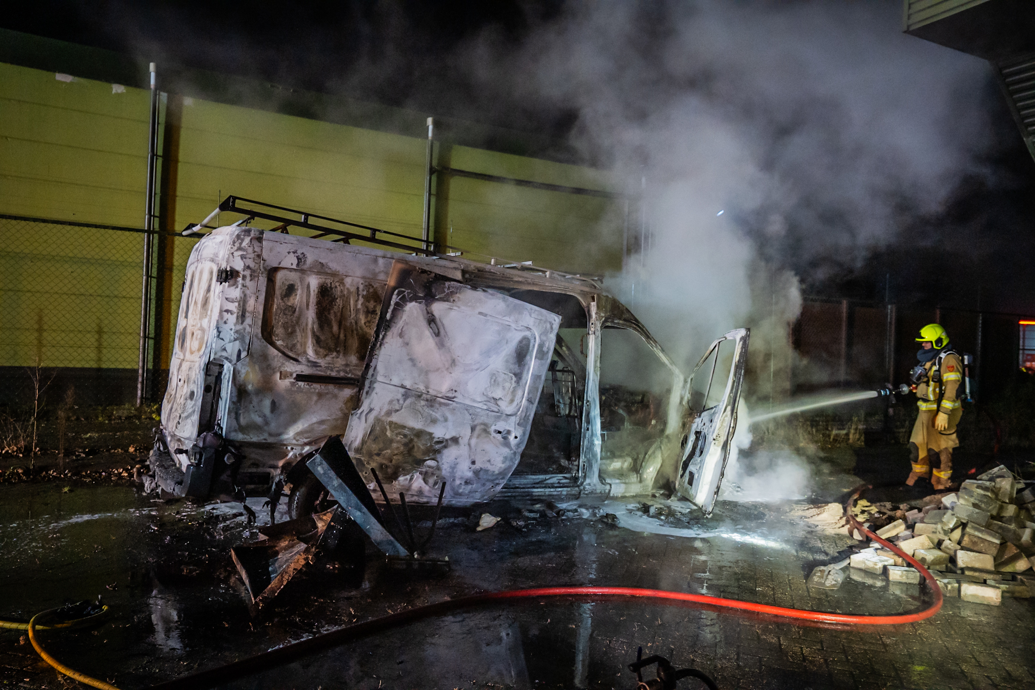 Bestelbus door brand verwoest op bedrijventerrein