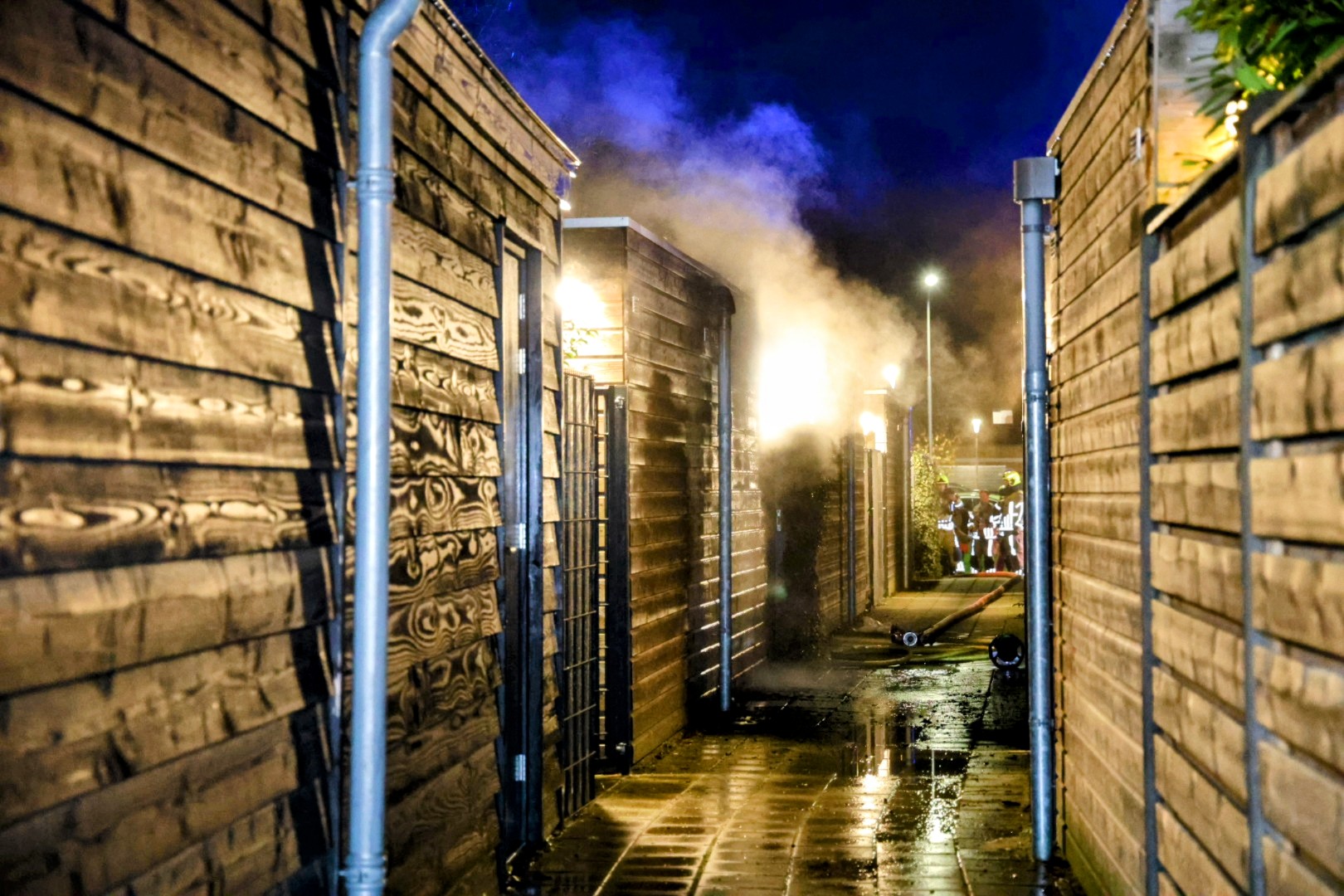 Brand zorgt voor schade aan houten schuur