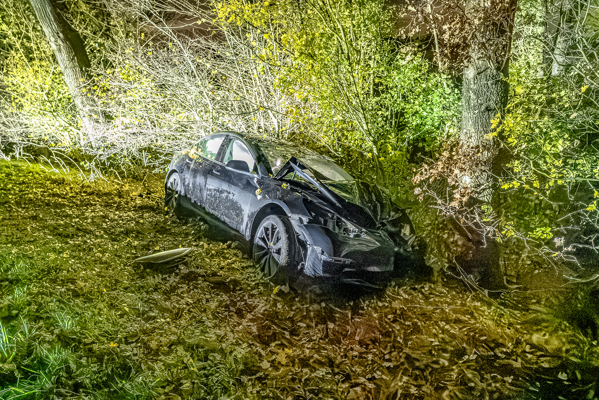 Tesla crasht tijdens politieachtervolging