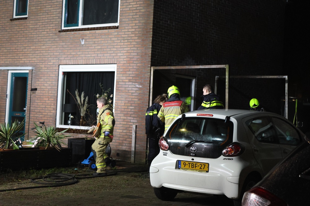 Schuur vliegt in brand achter woning