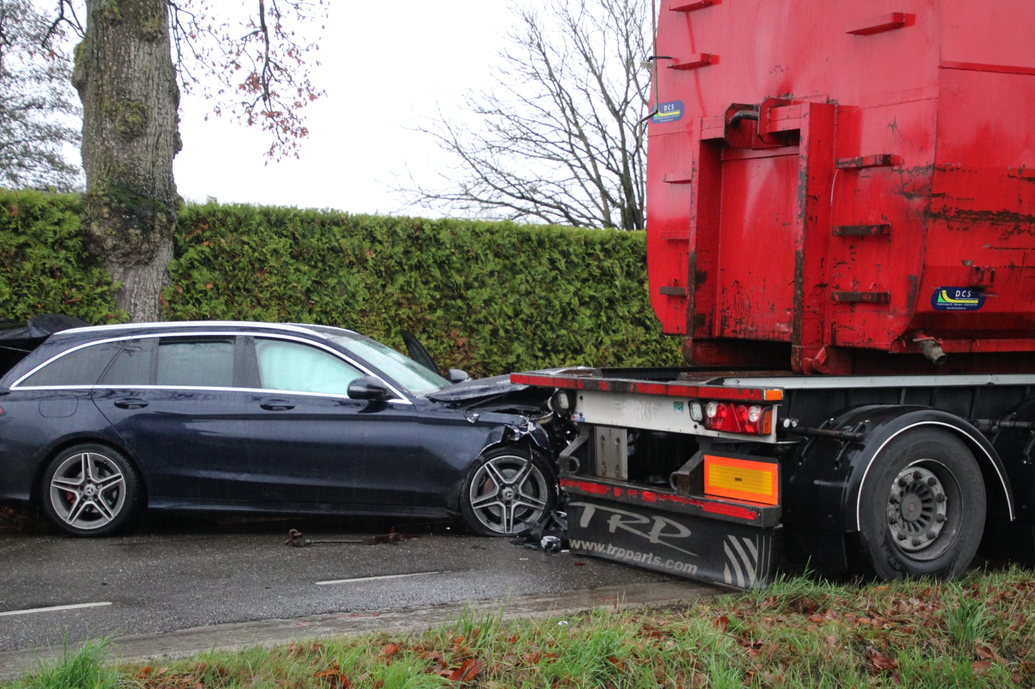 Auto botst op geparkeerde aanhanger, meerdere hulpdiensten ingezet