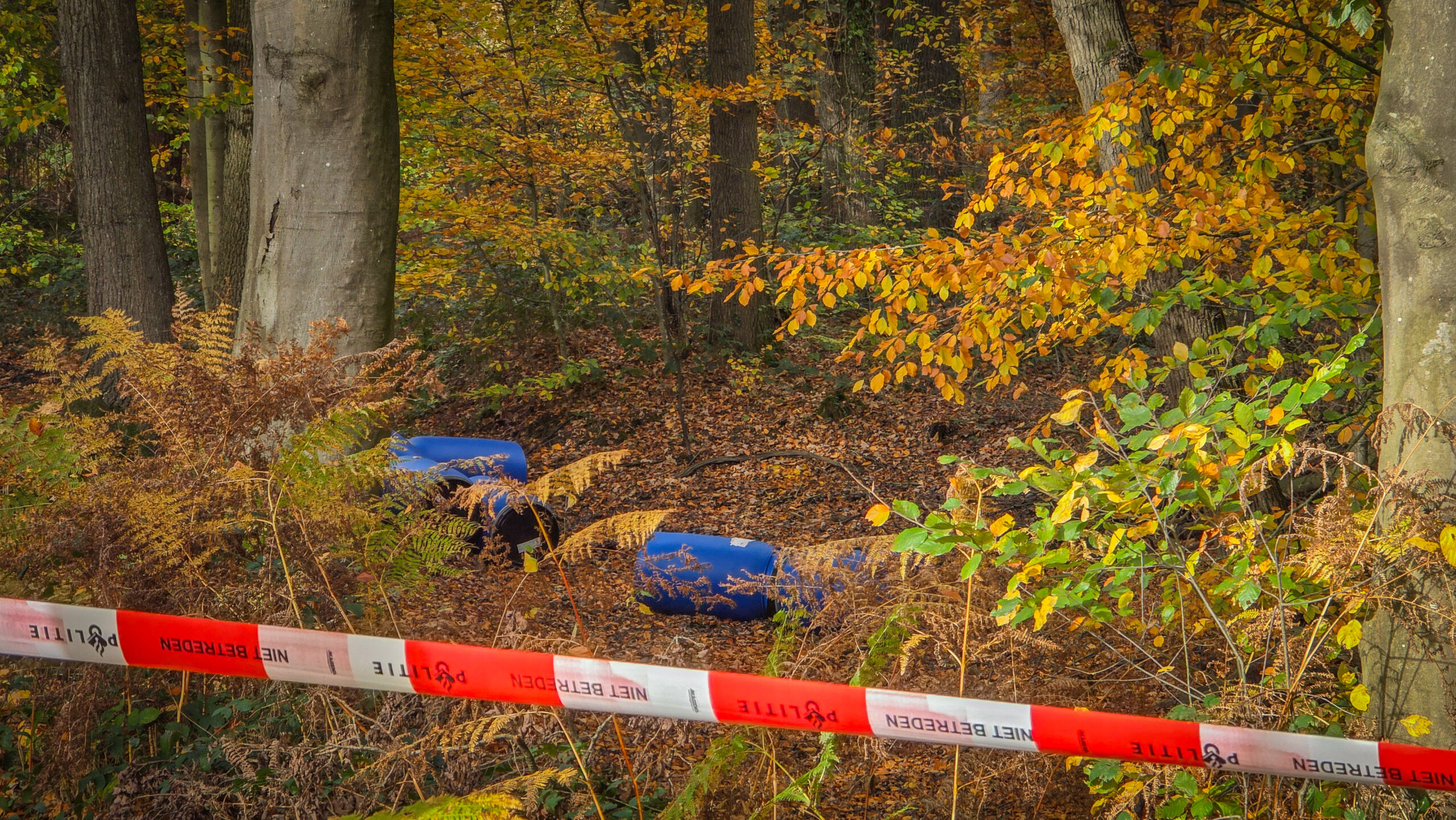 Vaten met vermoedelijk drugsafval gevonden in bosgebied