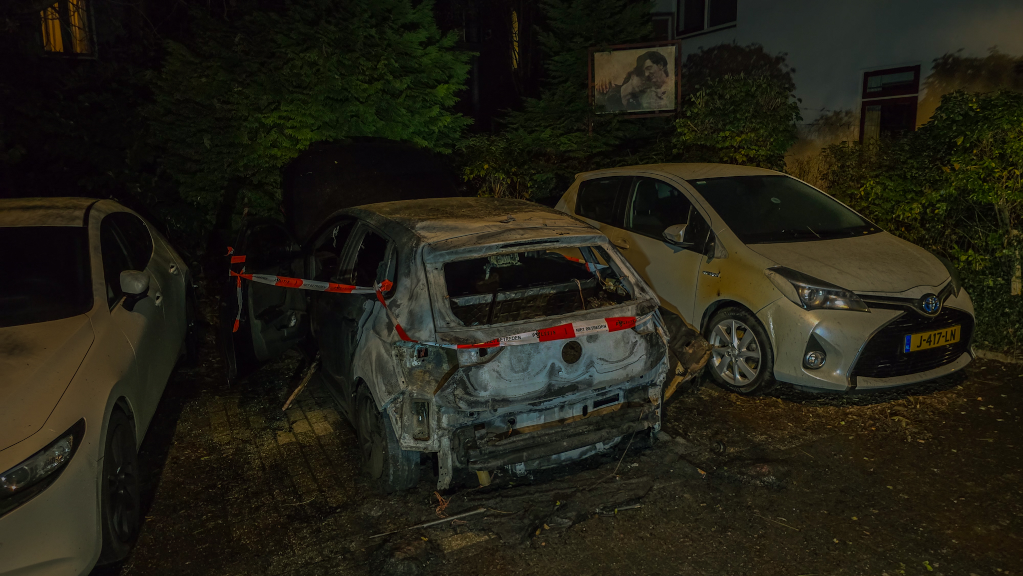 Geparkeerde auto door brand verwoest in Arnhem