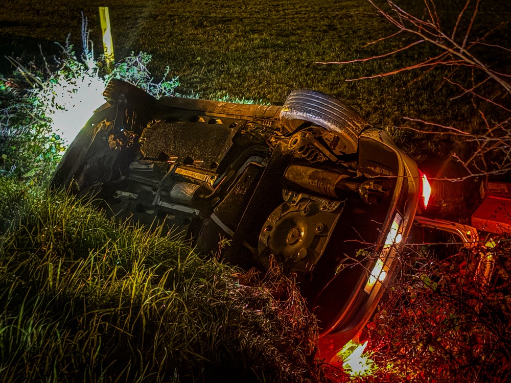 Auto raakt van de weg en belandt op z’n kop in greppel