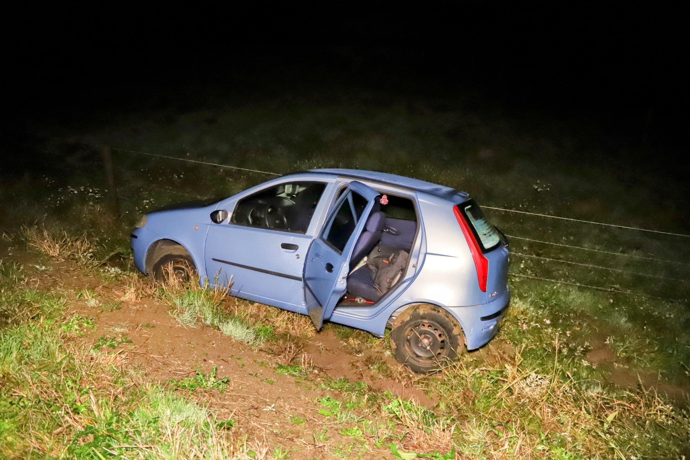 Auto gevonden onderaan dijk; bestuurder aangehouden, mogelijk drugs in voertuig