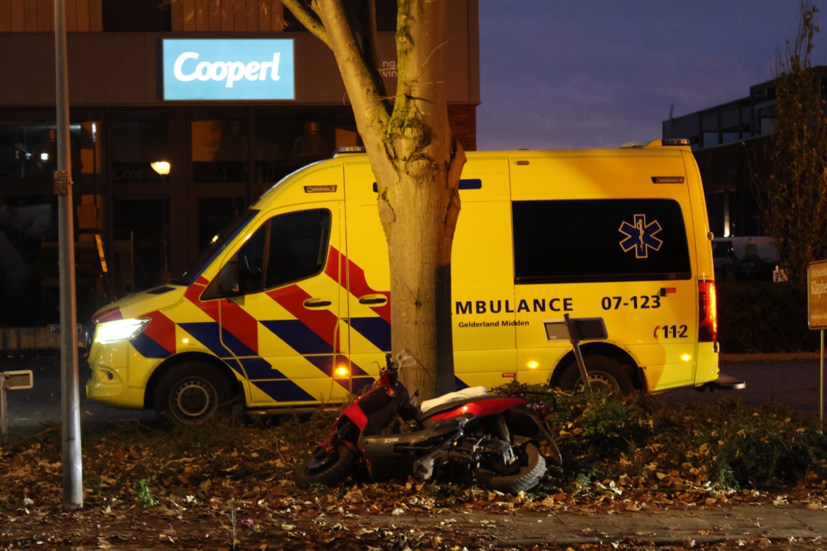 Scooterrijder gewond na aanrijding met afslaande auto