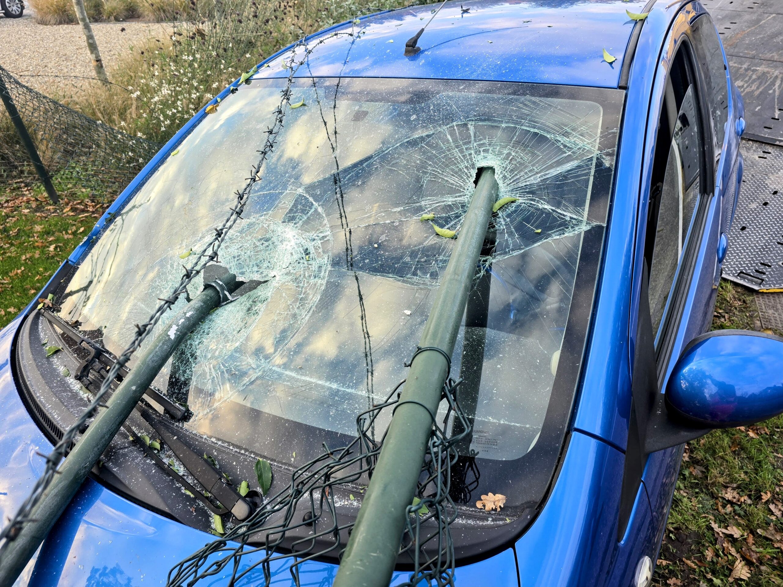 Man bijna gespiesd door hekwerk na ongeval