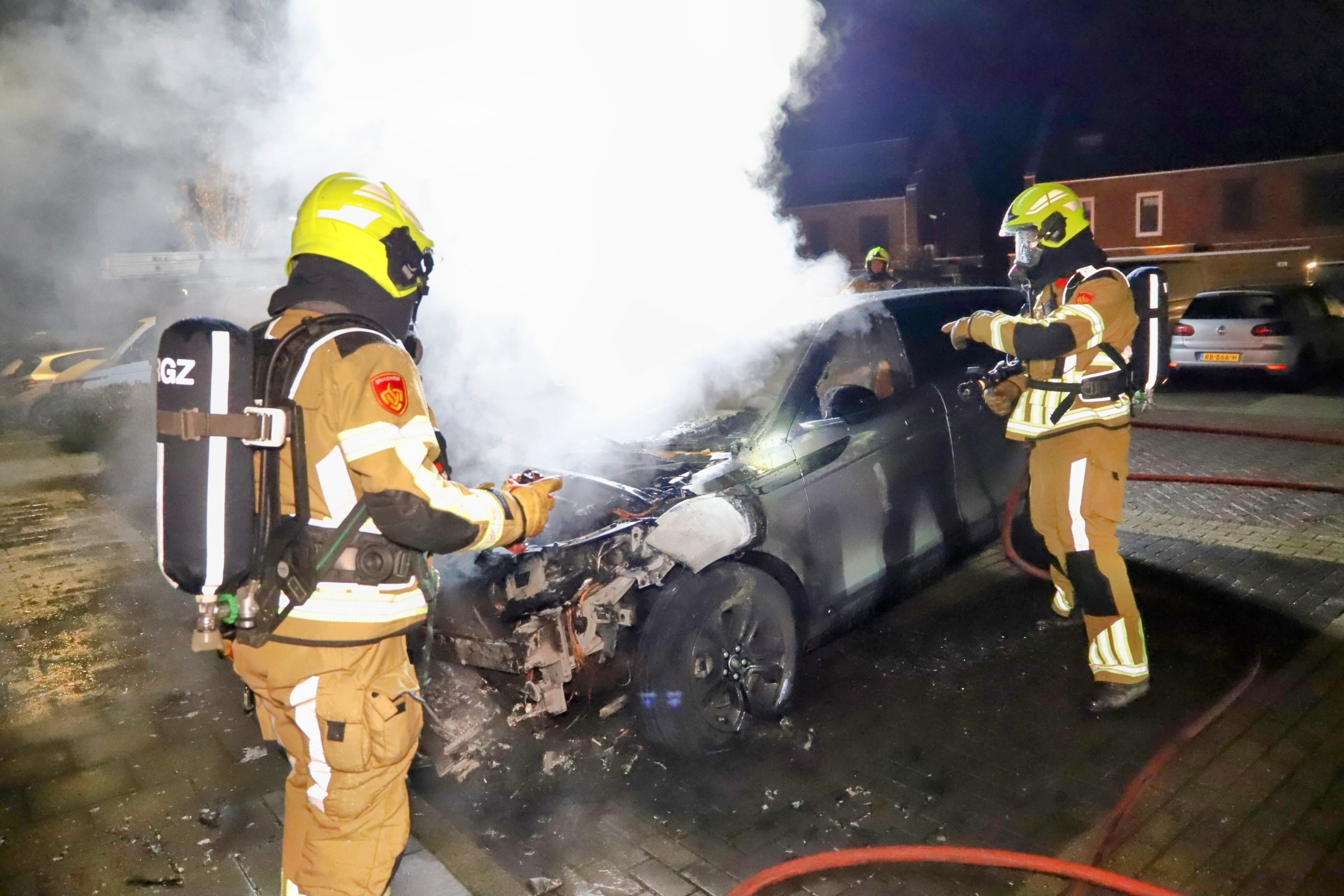 Geparkeerde auto uitgebrand, politie onderzoekt oorzaak