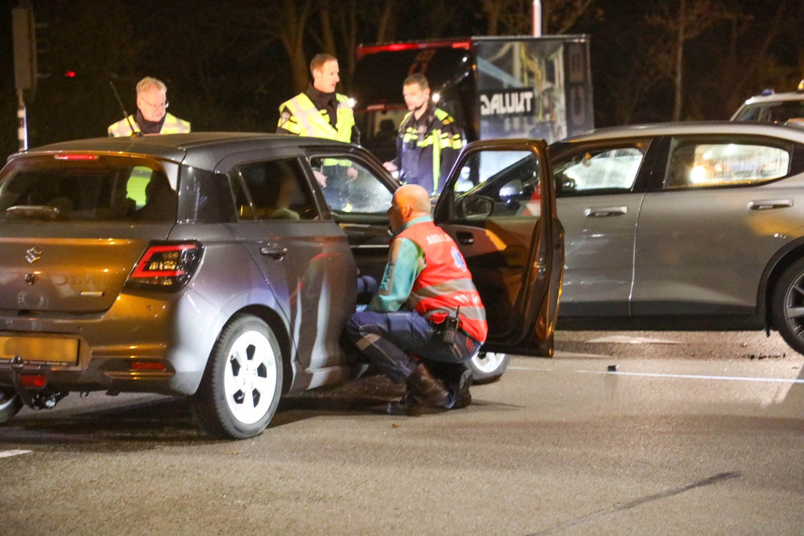 Twee auto’s botsen op kruising