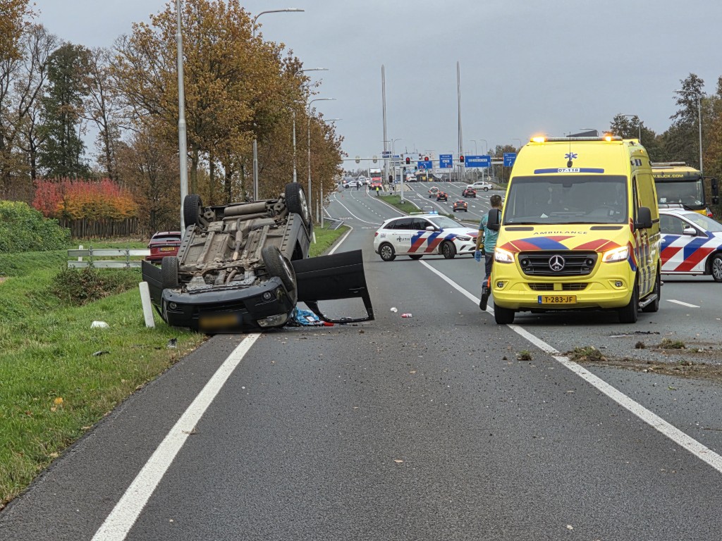 Automobilist slaat over de kop en raakt gewond