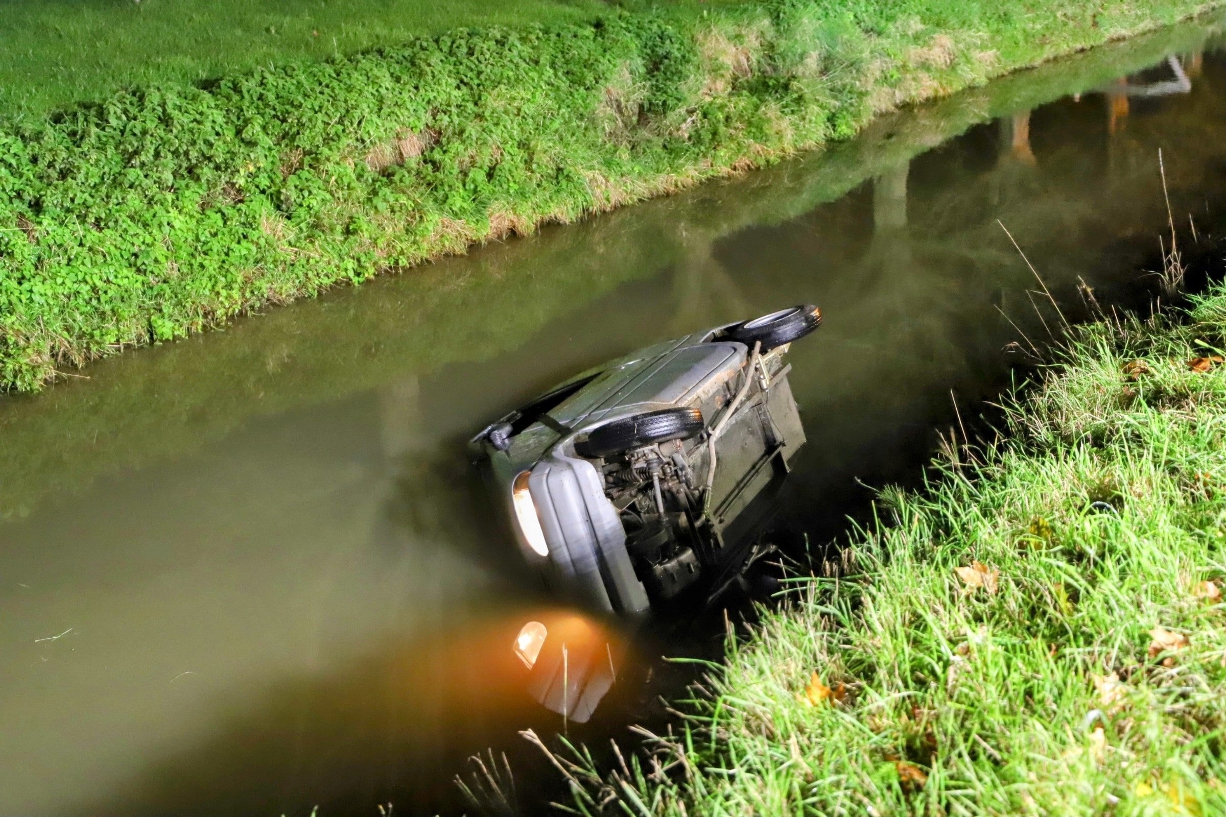 Twee gewonden nadat 45 km-voertuig te water raakt