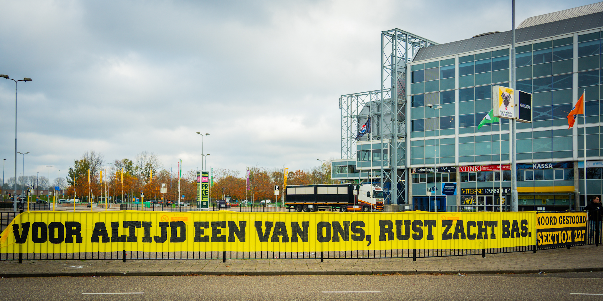 Afscheid van Vitesse-supporter Bas (26) met indrukwekkende erehaag bij GelreDome