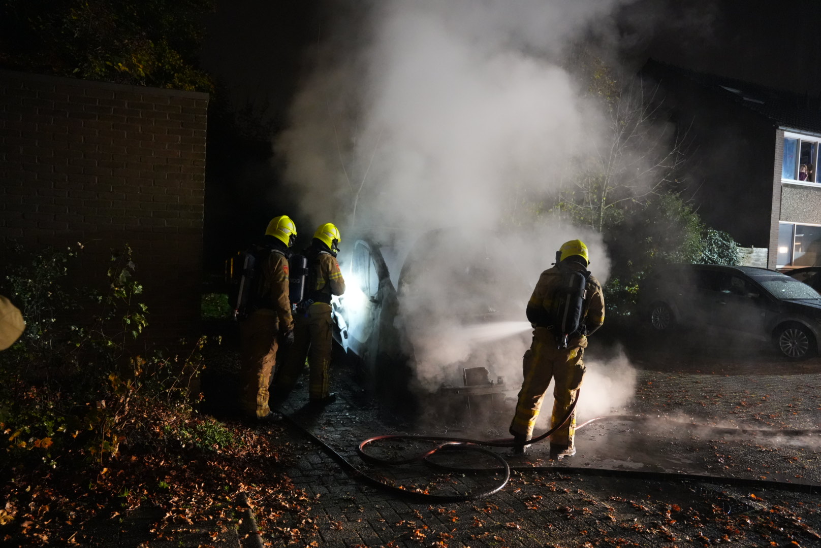 Bestelbus uitgebrand, politie onderzoekt brandstichting