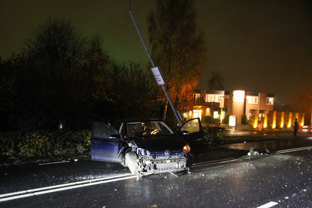 Bestuurder onder invloed ramt lantaarnpaal