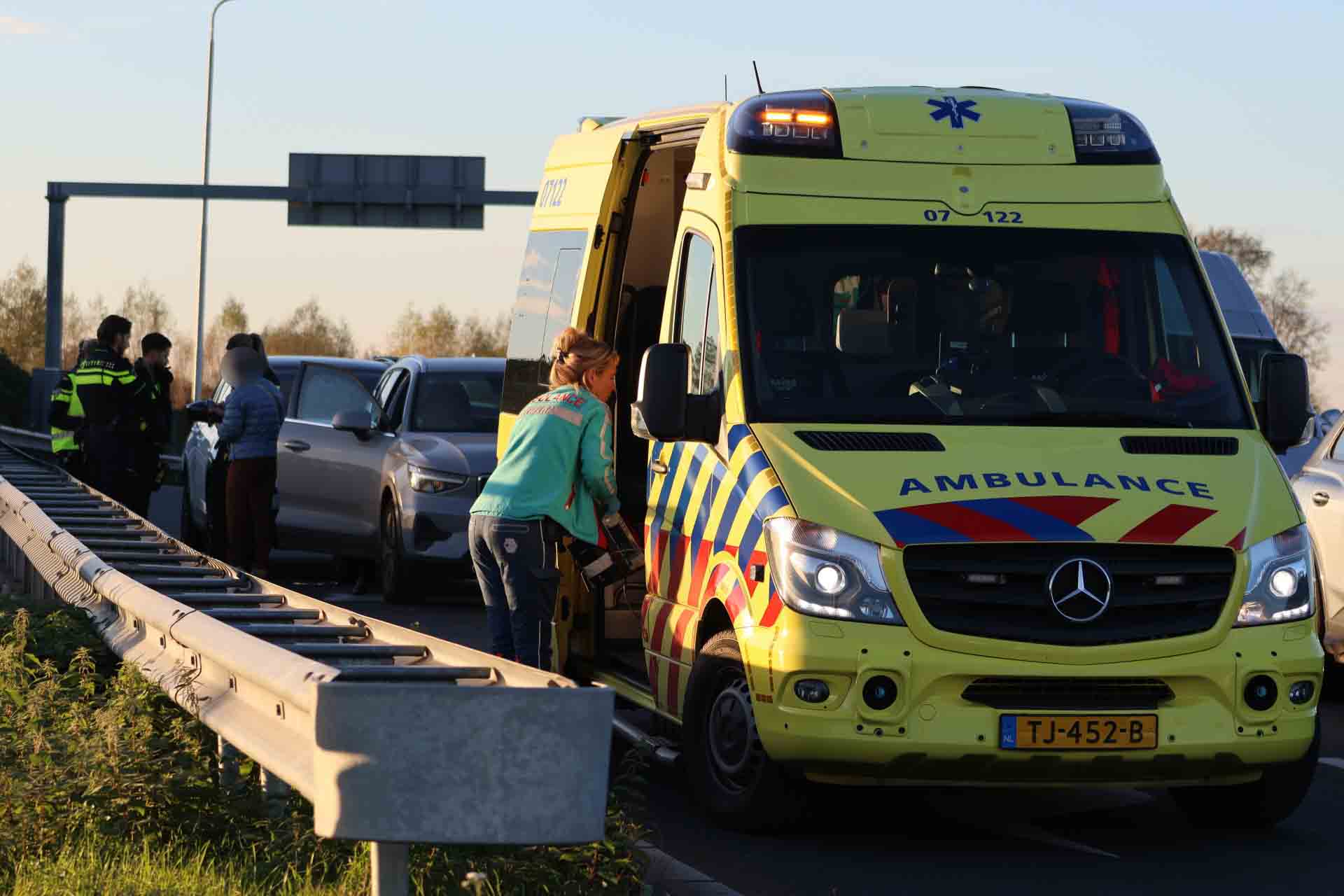 Eén gewonde naar ziekenhuis na kop-staartbotsing op afrit