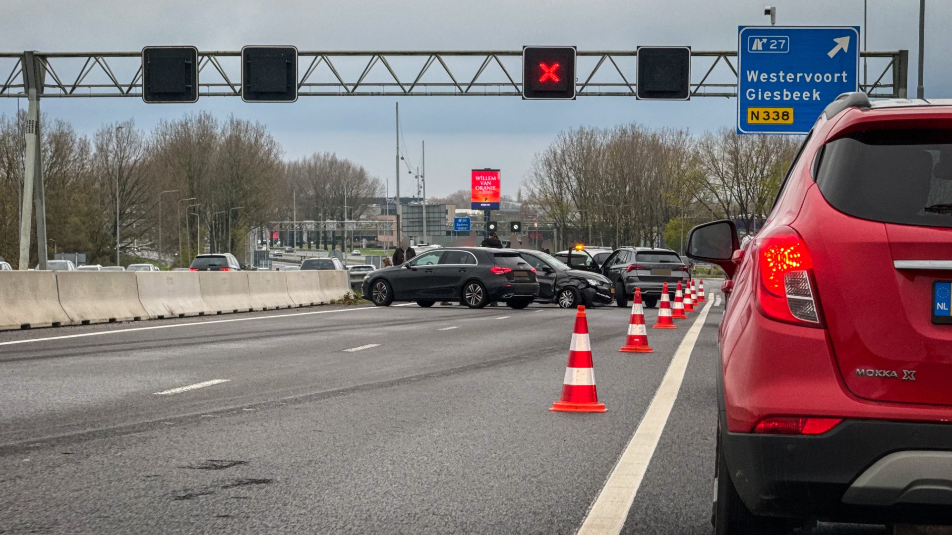 Meerdere voertuigen botsen op snelweg-parallelbaan, rijbaan afgesloten