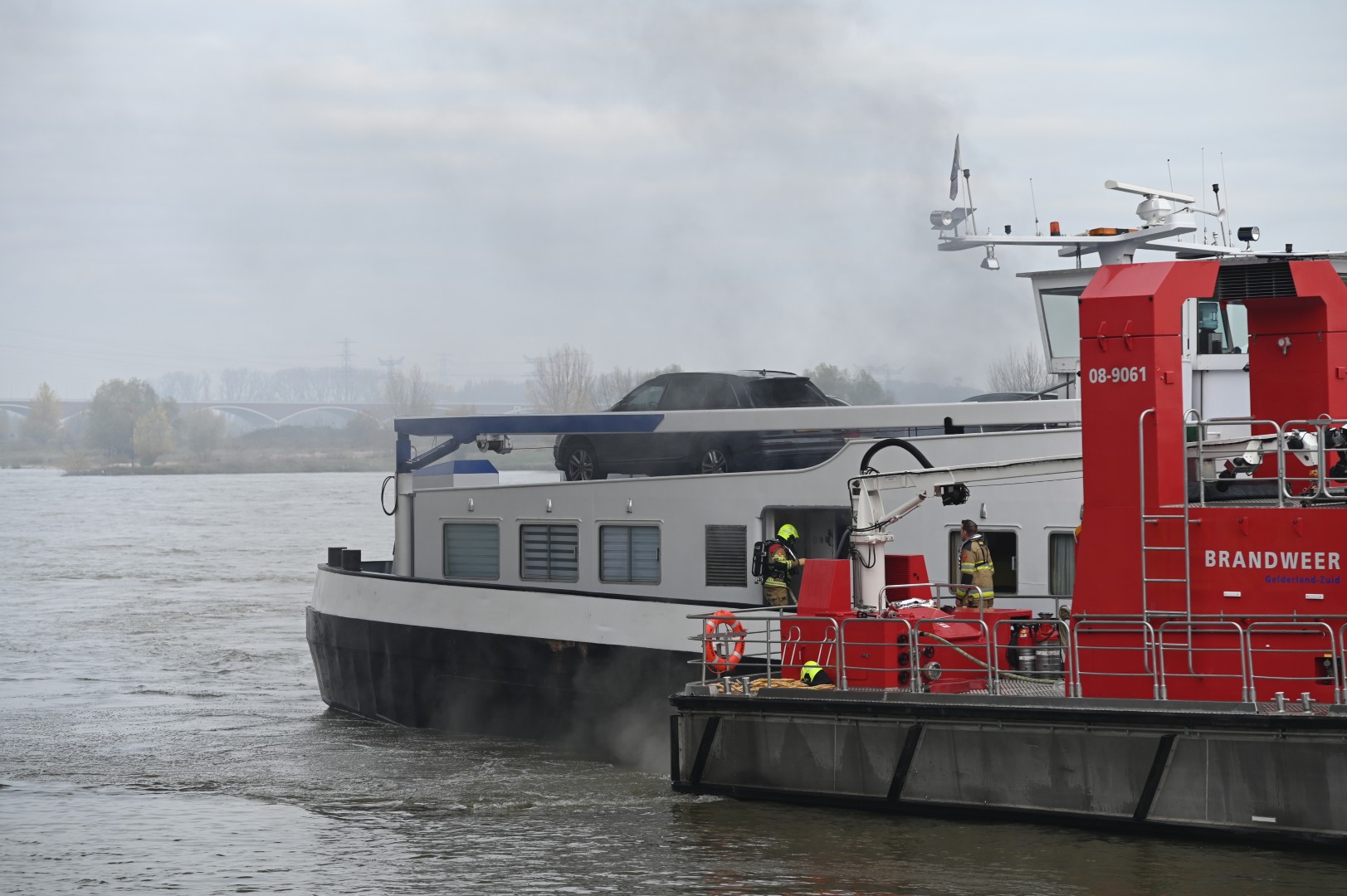 Brand in vrachtschip bij Waalkade in Nijmegen