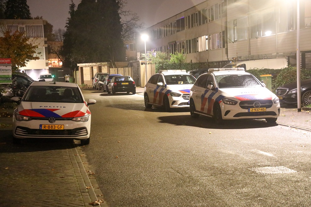 Overleden persoon in woning, politie doet onderzoek