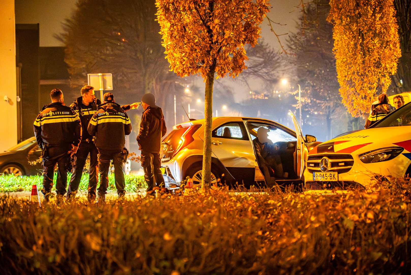Bestelbusje en auto in botsing op rotonde