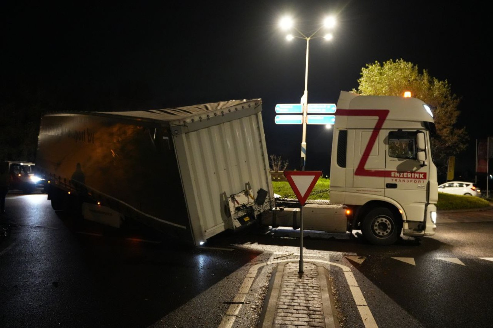 Vrachtwagen verliest oplegger op rotonde