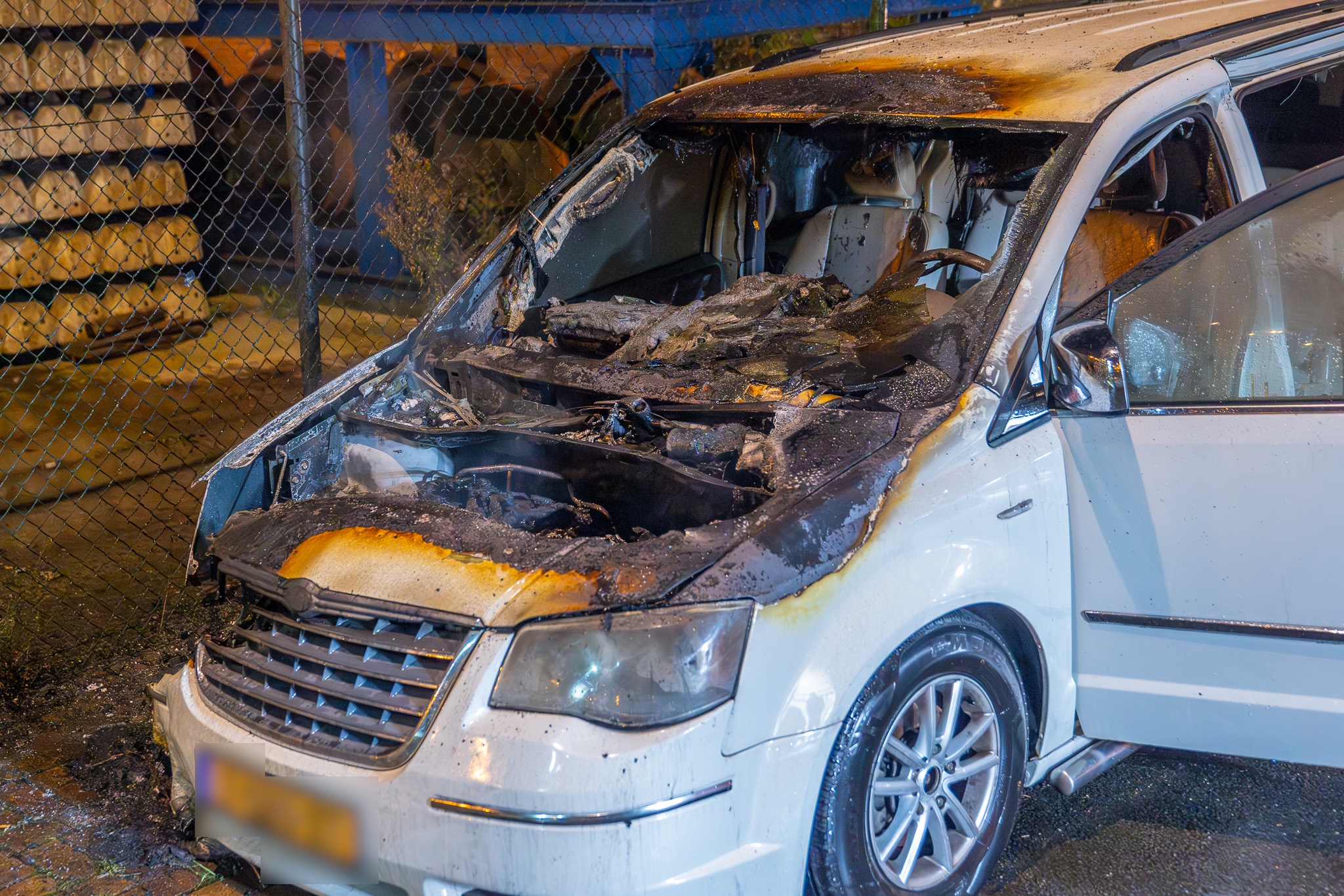 Politie onderzoekt autobrand op bedrijventerrein, brandstichting niet uitgesloten