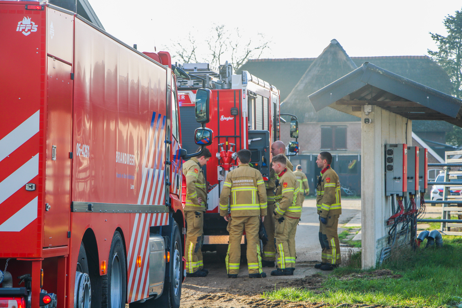 Tractor vliegt in brand in stal, dieren veilig naar buiten gebracht