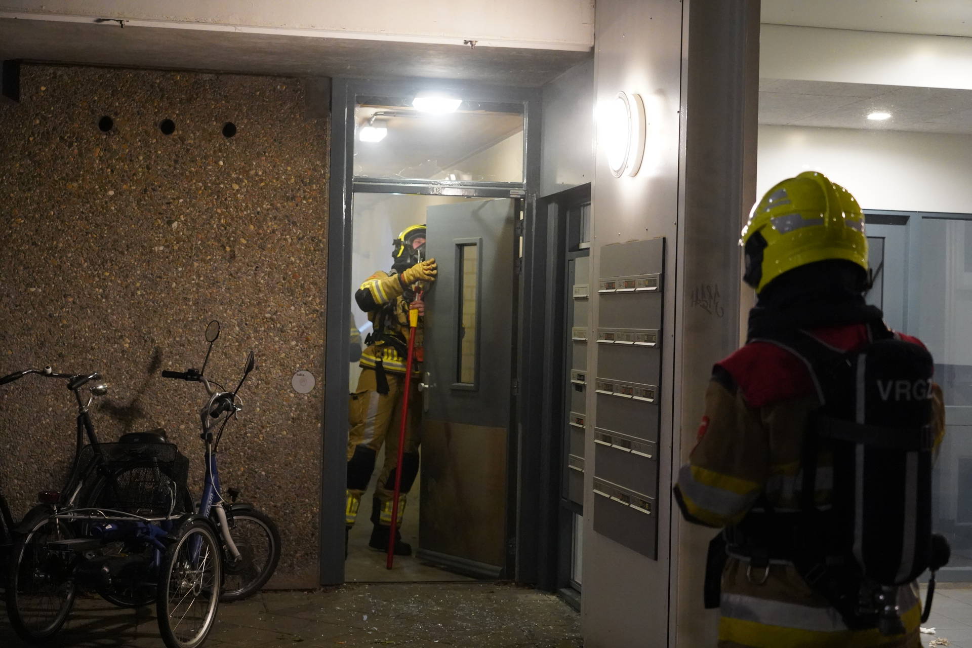 Explosie in flat, ruit gesprongen en kelderbox afgezet voor onderzoek
