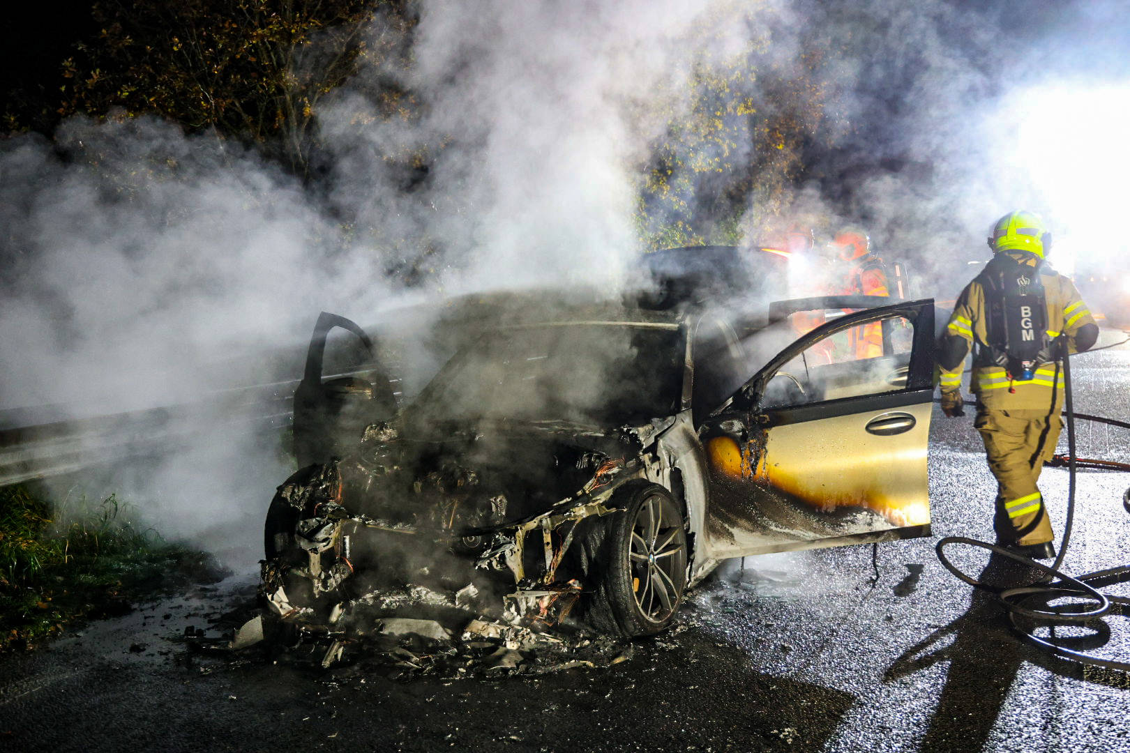 Auto vliegt in brand op snelweg, bestuurder met schrik vrij