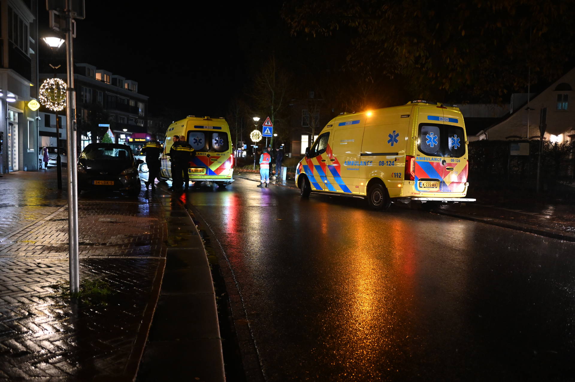 Vrouw wordt geschept op zebrapad en wordt met spoed afgevoerd