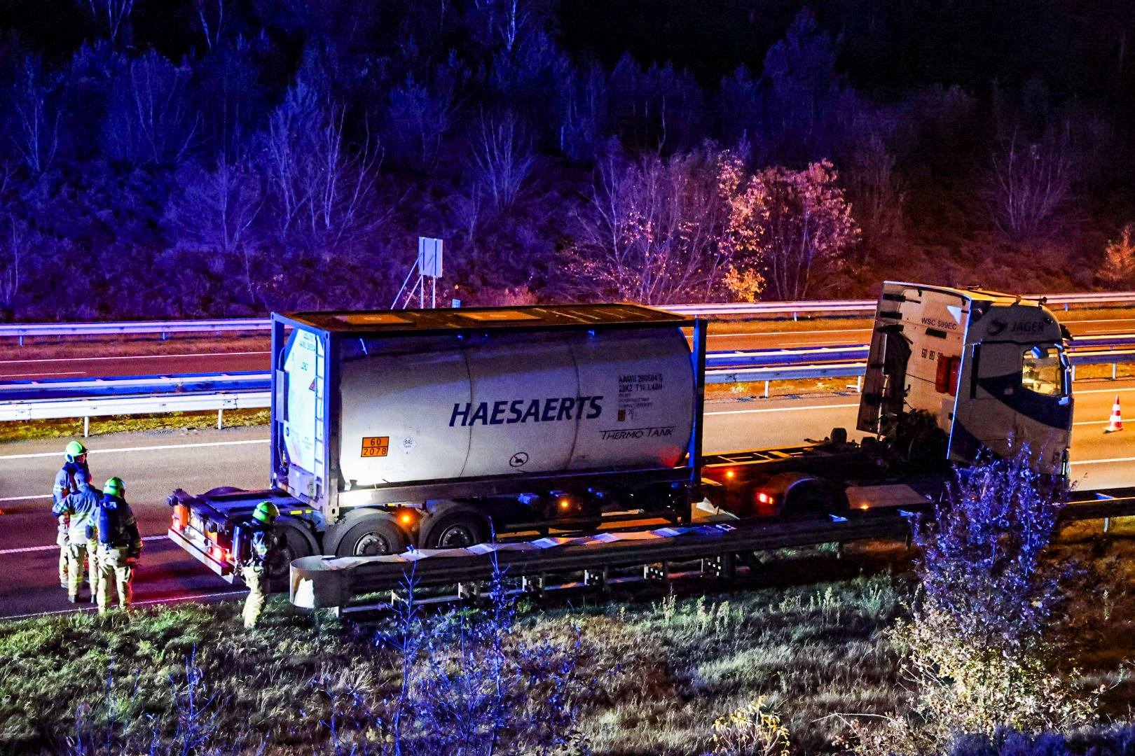 Vastgelopen rem van tankwagen met gevaarlijke stoffen op A50