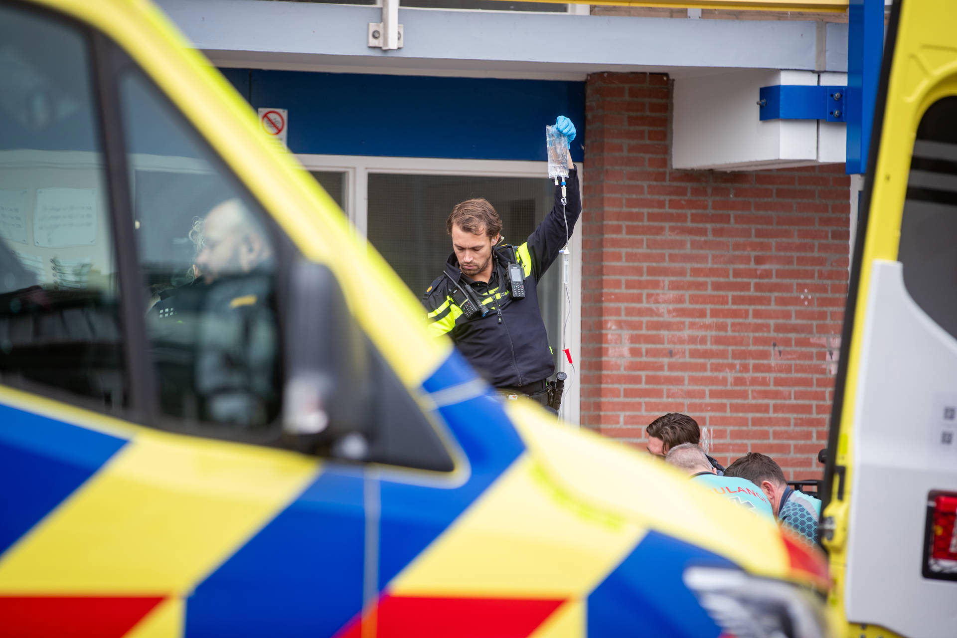 Man zwaargewond aangetroffen bij flat