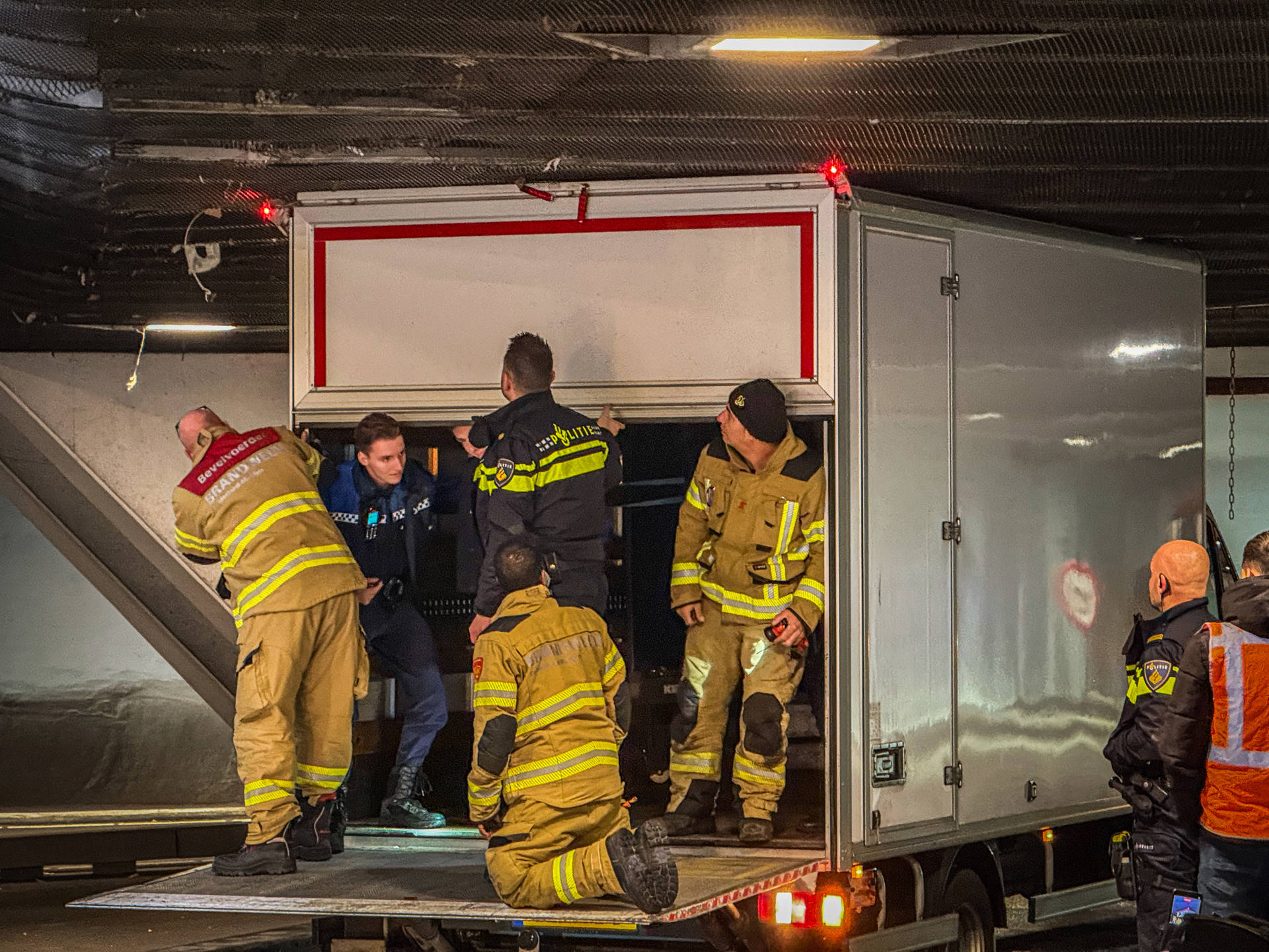 Bakwagen zit vast in de Willemstunnel in Arnhem