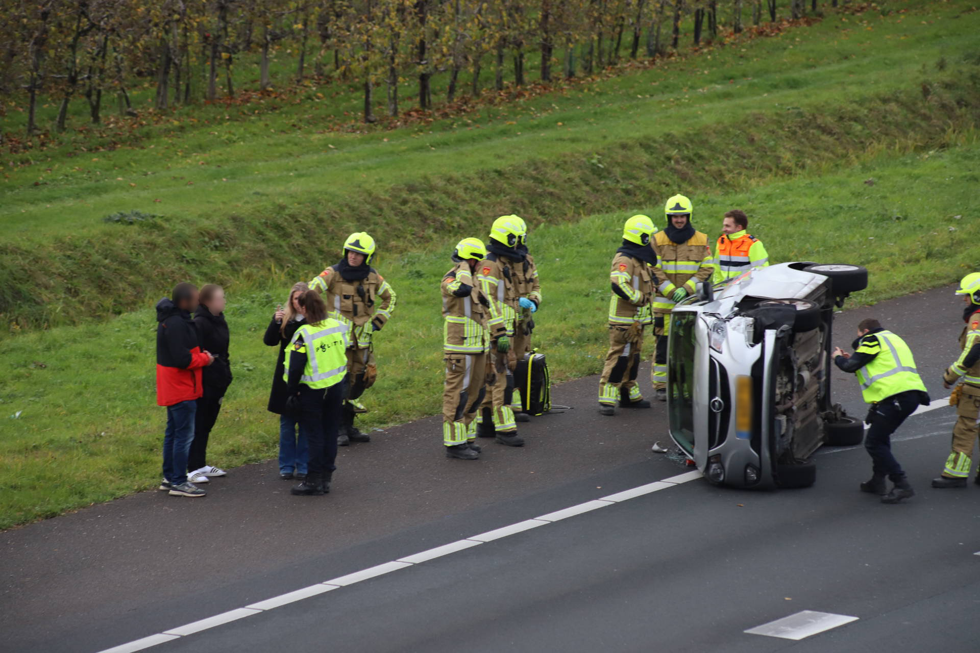 Auto op zijkant na ongeval op snelweg-afrit