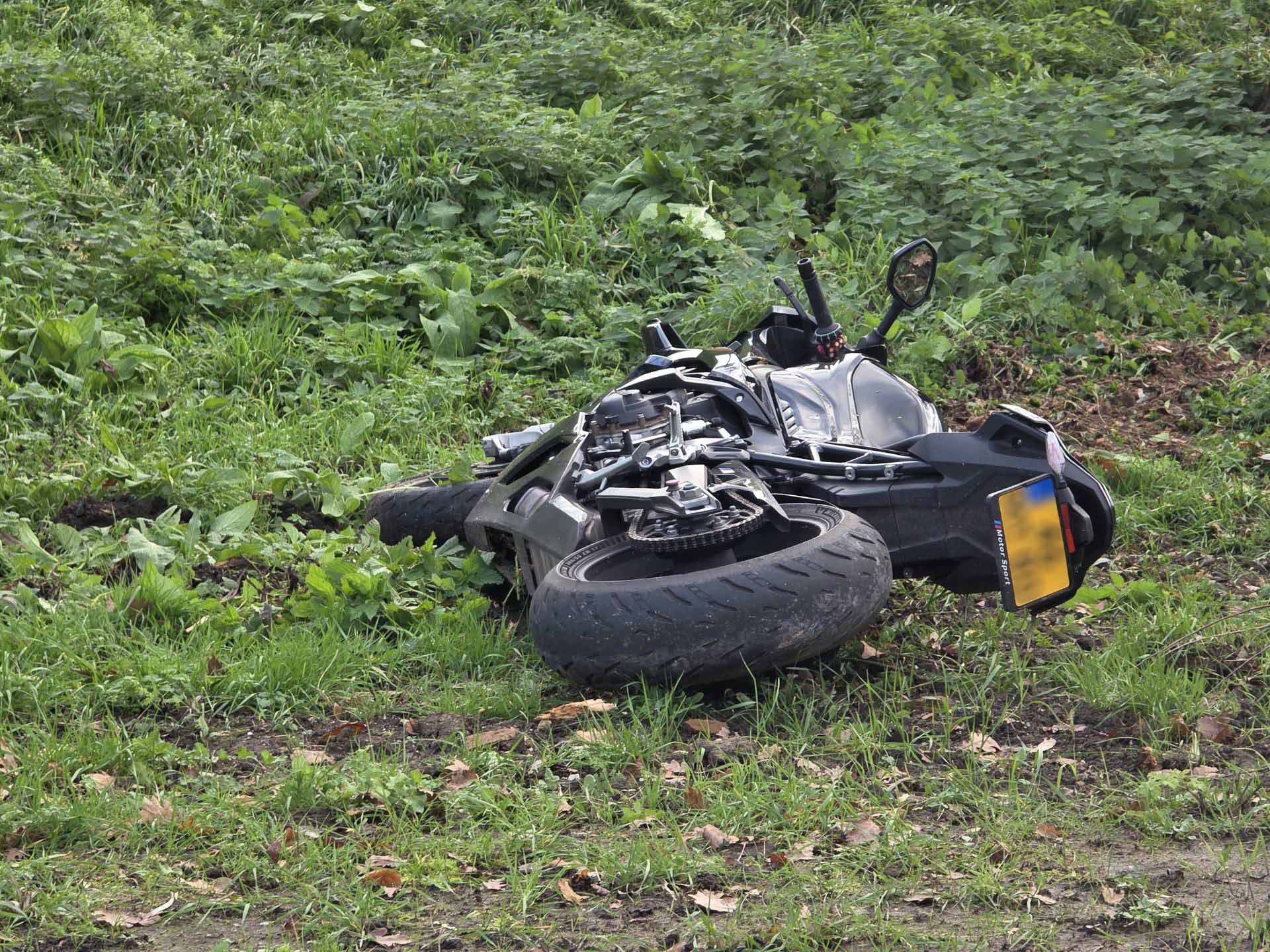 Motorrijder gewond na val van dijk