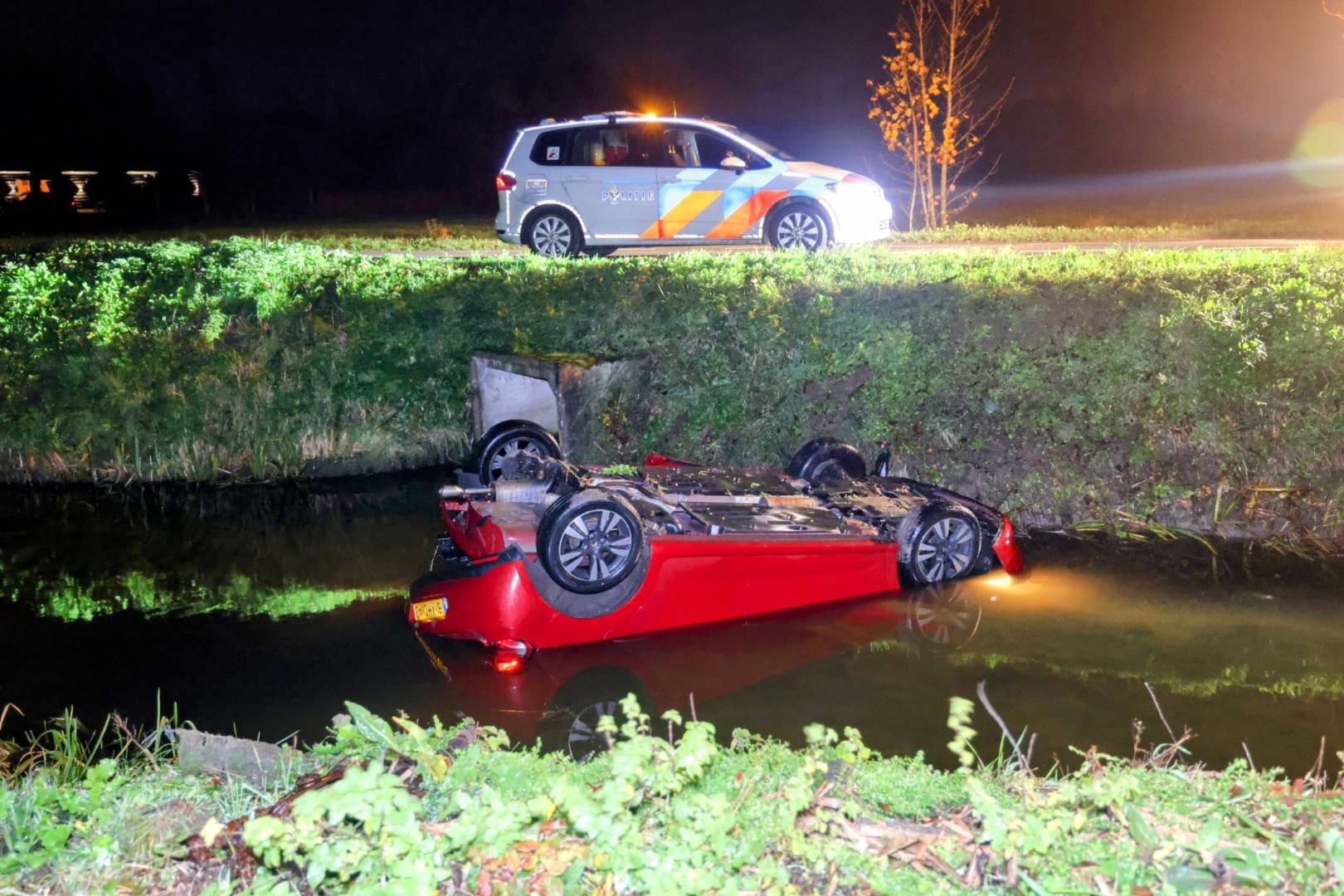 Auto belandt op kop in sloot