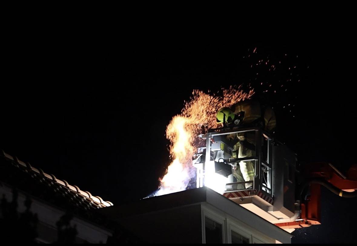 Vlammen slaan uit schoorsteen bij fikse schoorsteenbrand