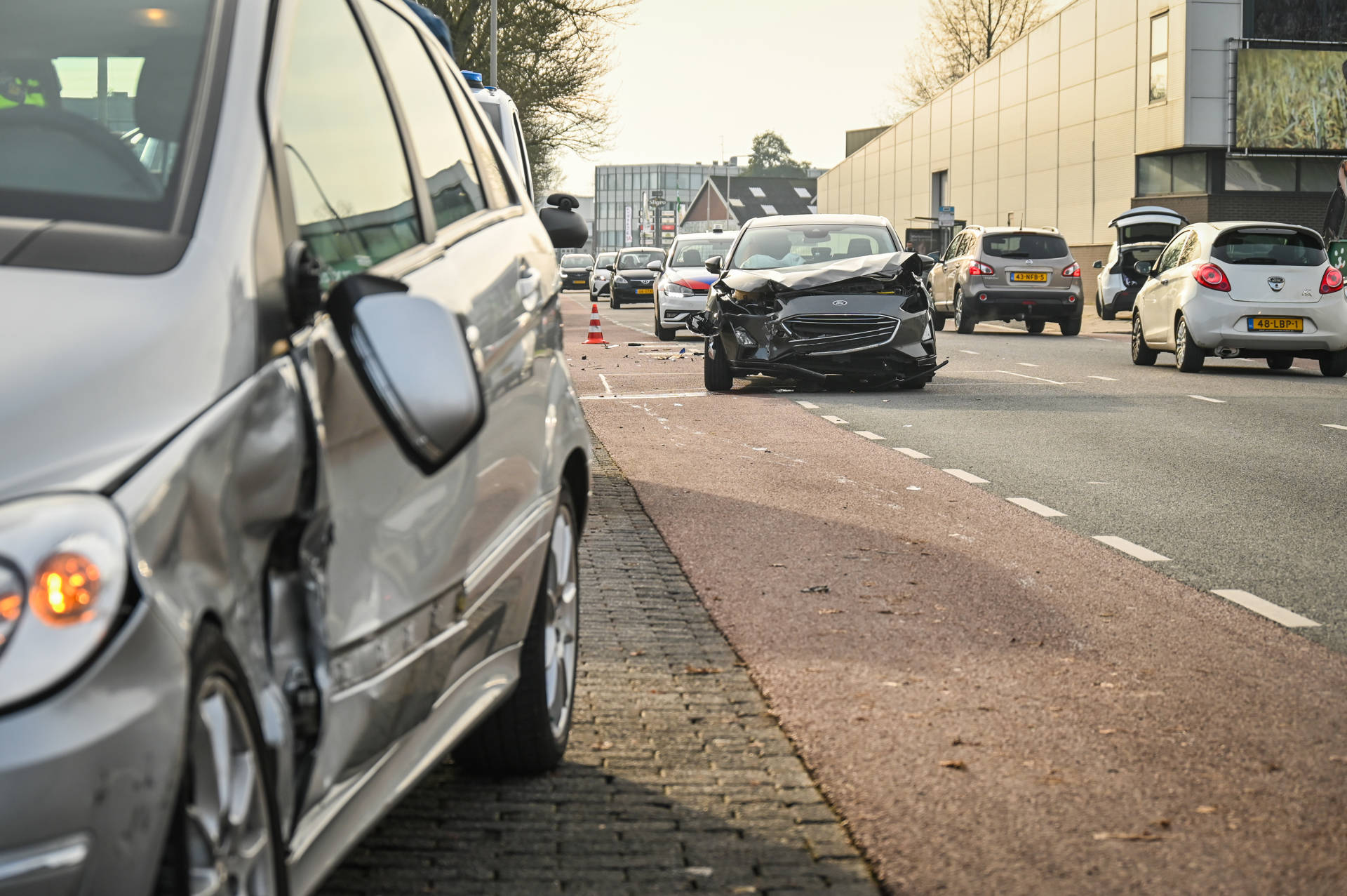 Forse schade bij aanrijding op kruising in Arnhem