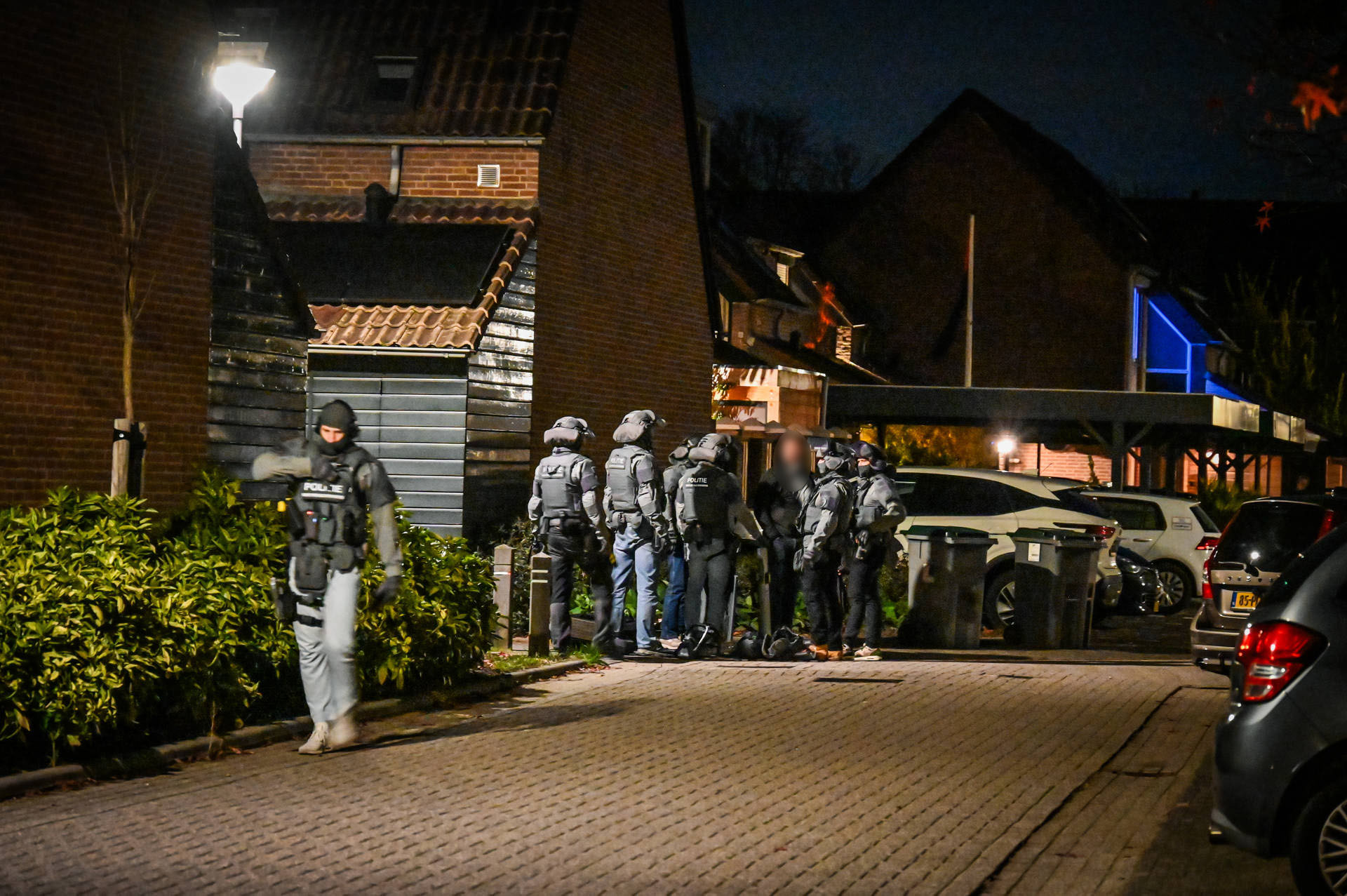 Woonwijk afgezet door politieactie, persoon aangehouden