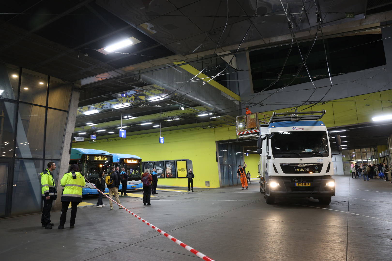 Trolleybus ontspoort en veroorzaakt kortsluiting op Arnhem Centraal