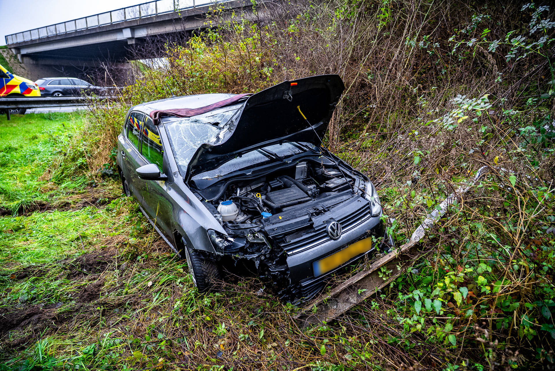 Automobilist belandt langs de snelweg en raakt gewond