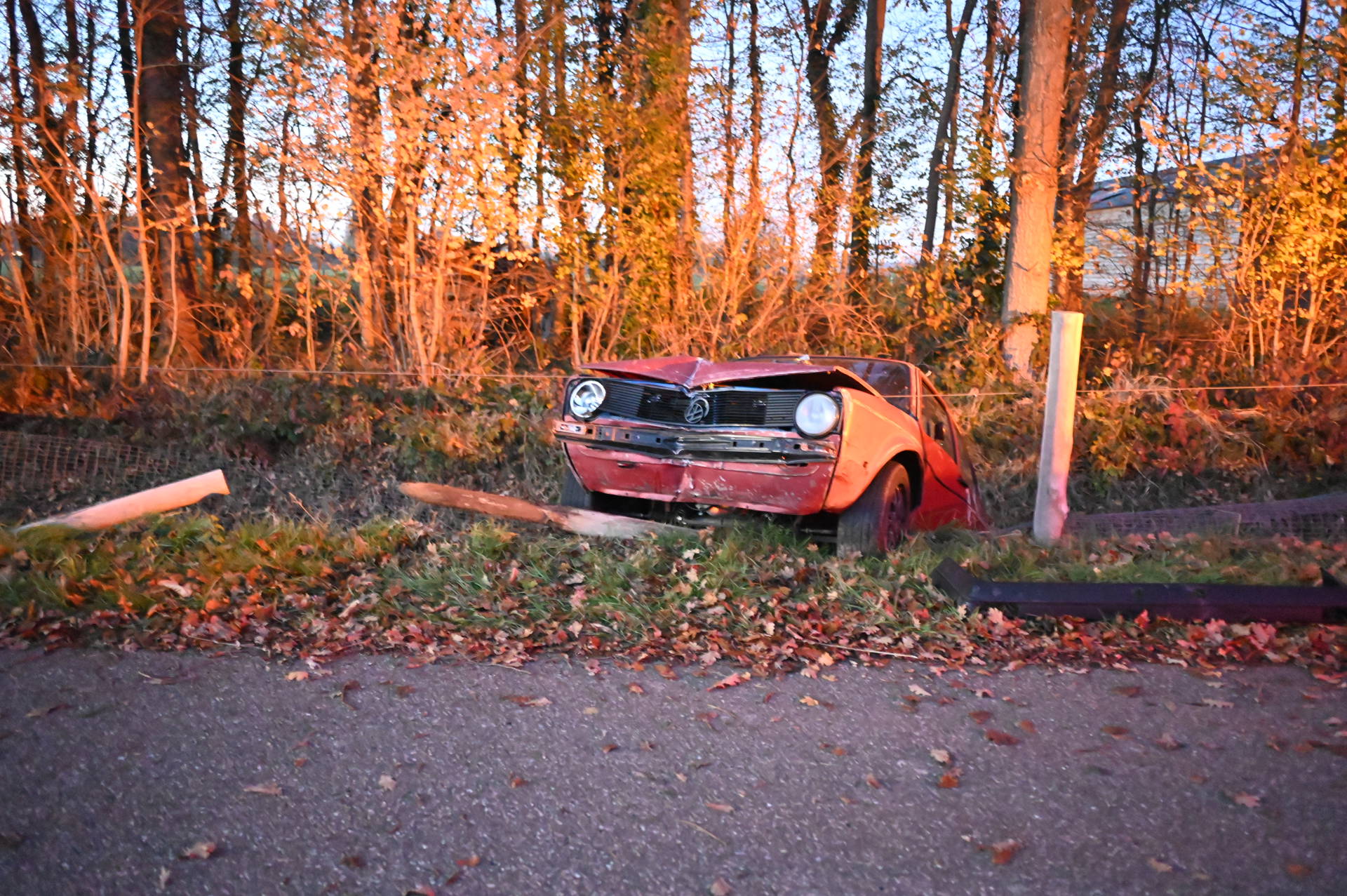 Auto belandt in droge sloot, hulpdiensten ingezet