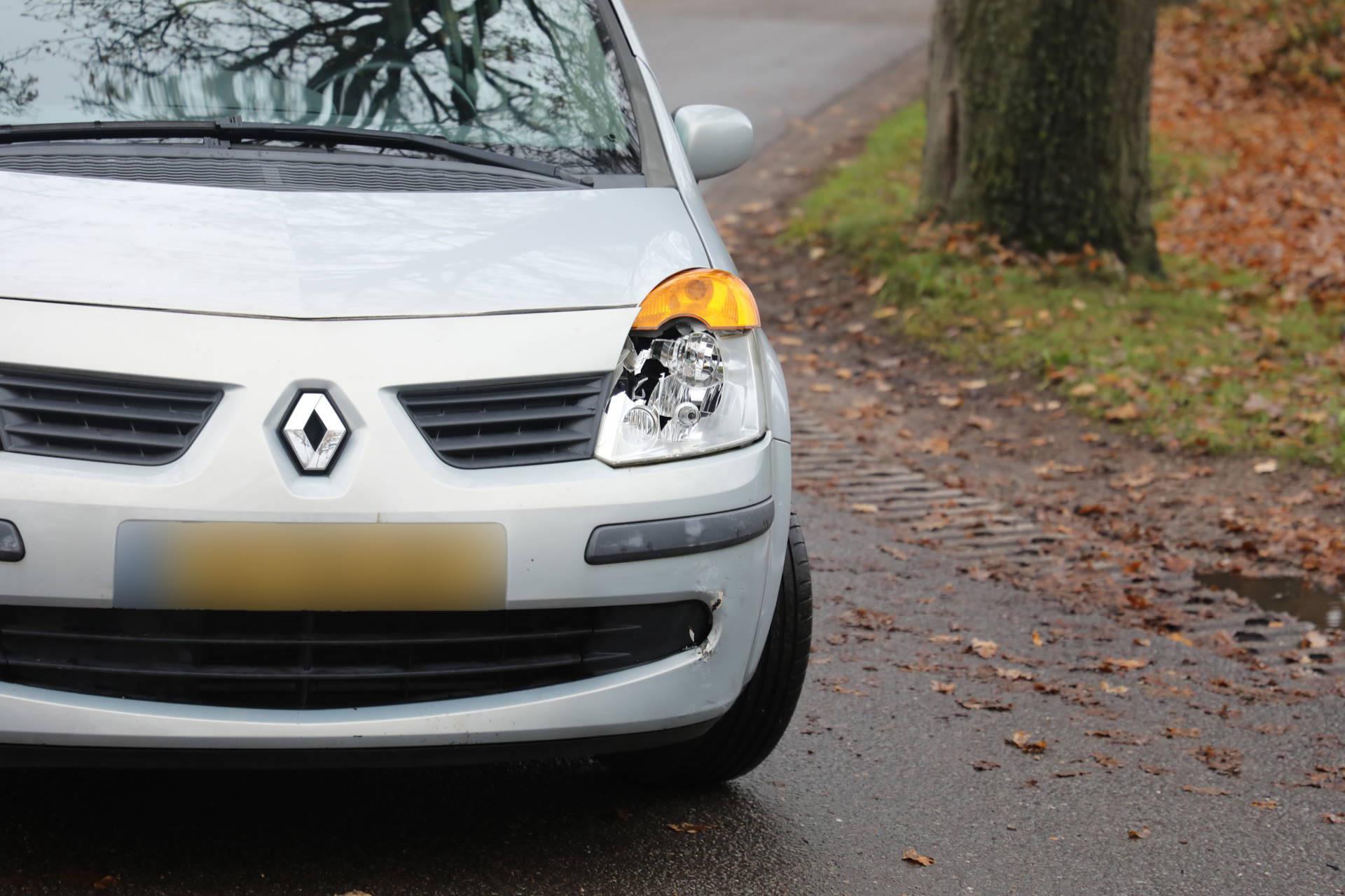 Fietsster gewond bij botsing; politie bekijkt proces-verbaal tegen automobilist