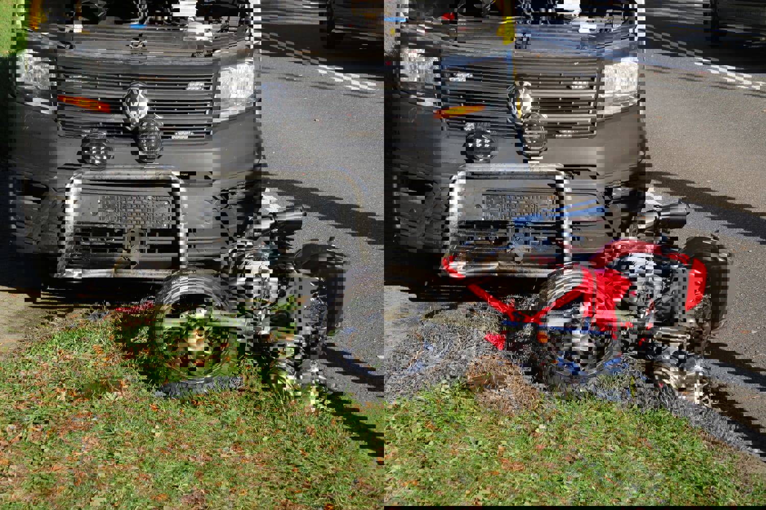 Motorrijdster zwaargewond na frontale botsing met busje