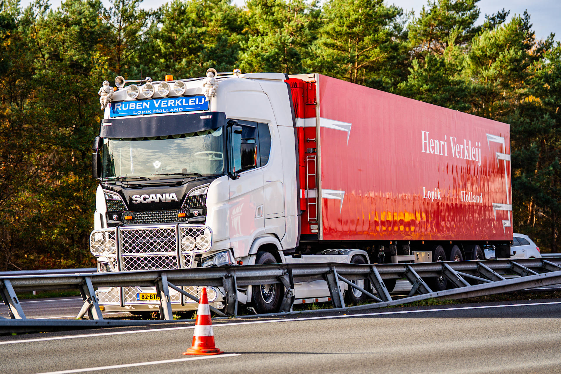 Files op A12 en A50 door ongeval met vrachtwagen