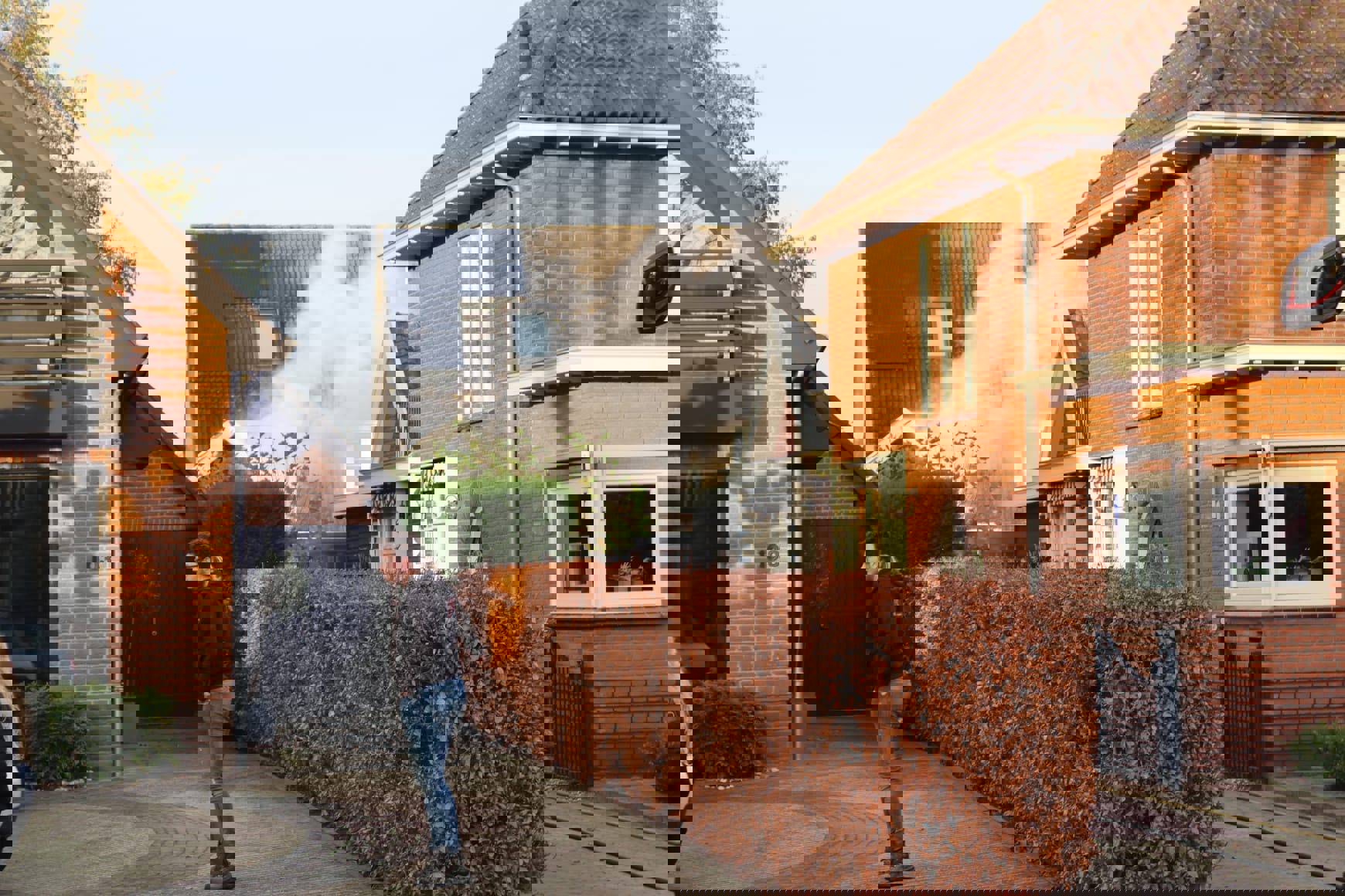 Koelkast vliegt in schuur vliegt in brand