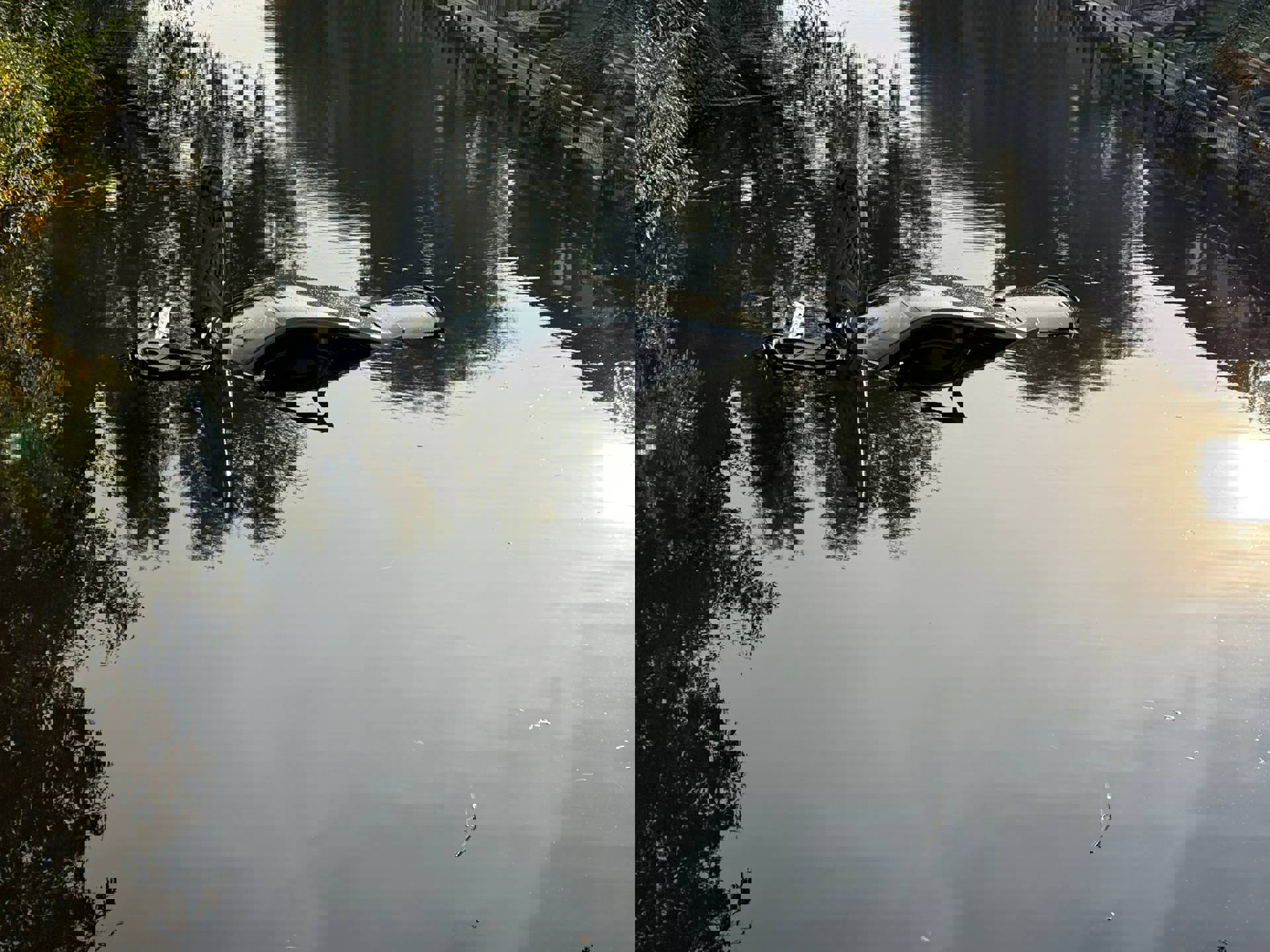 Man op leeftijd geeft gas in plaats van remmen