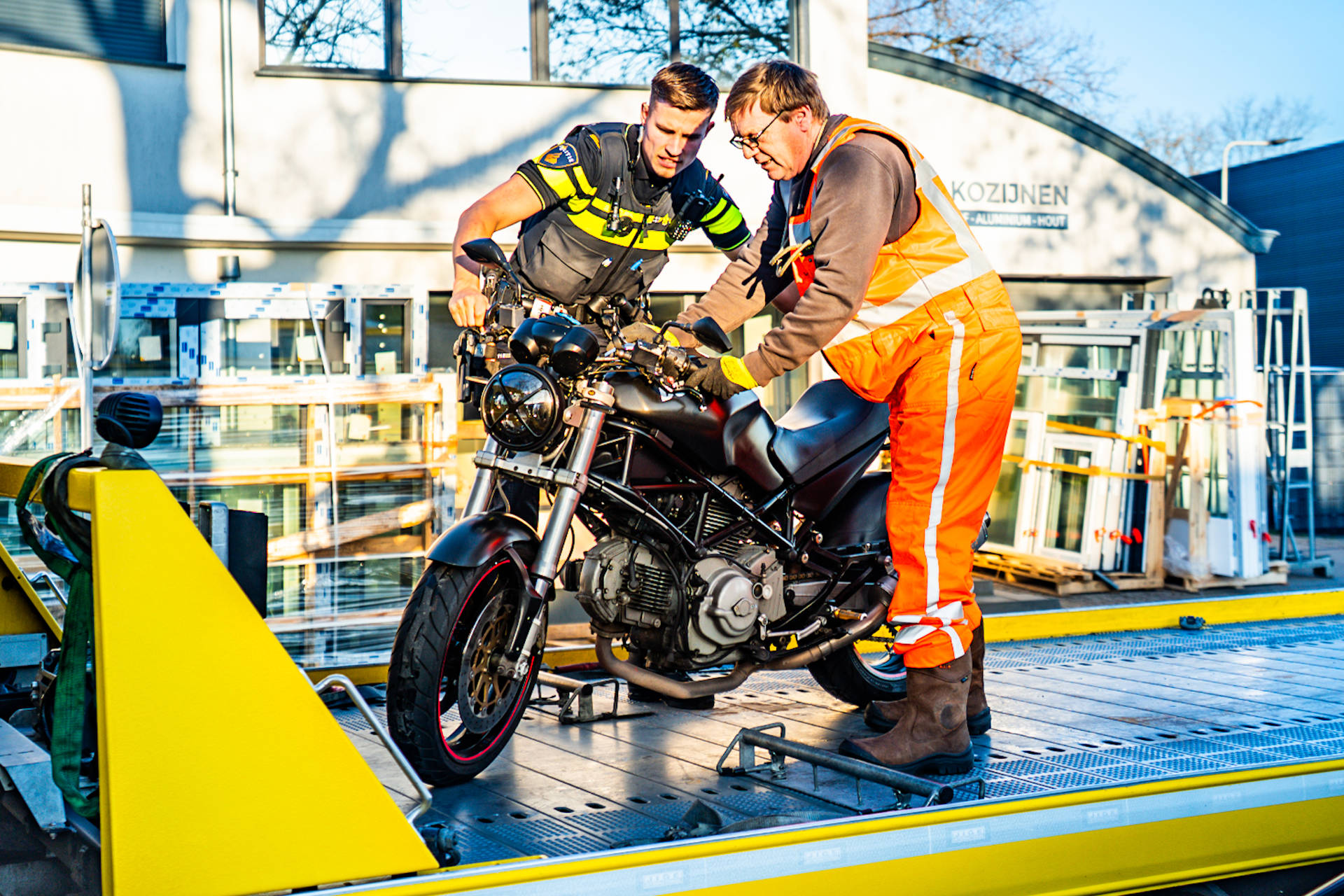 Motorrijdster gewond na botsing met bestelbus
