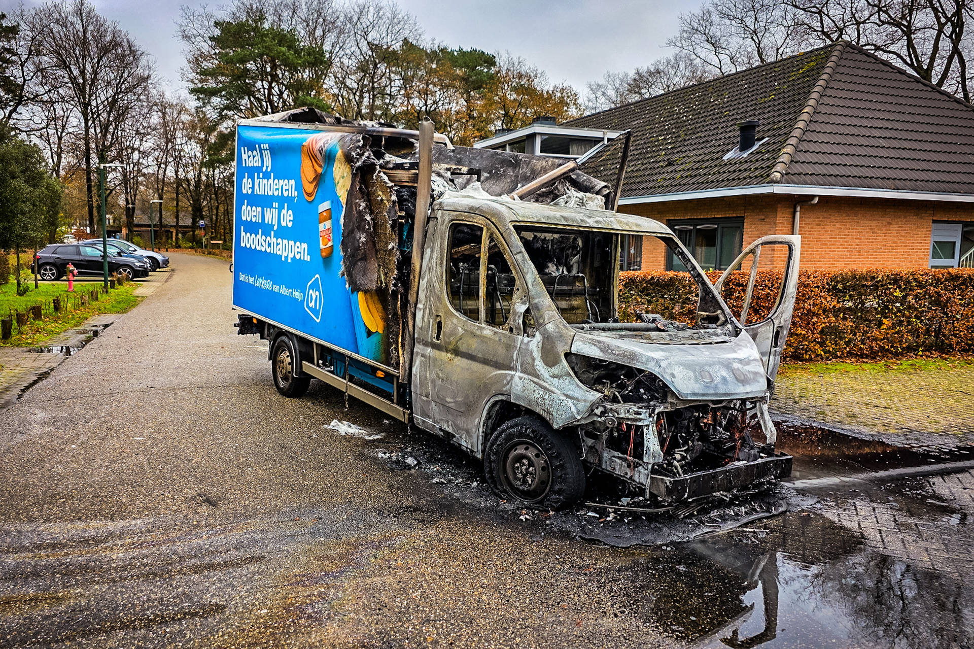 Bakwagen Albert Heijn brandt volledig uit